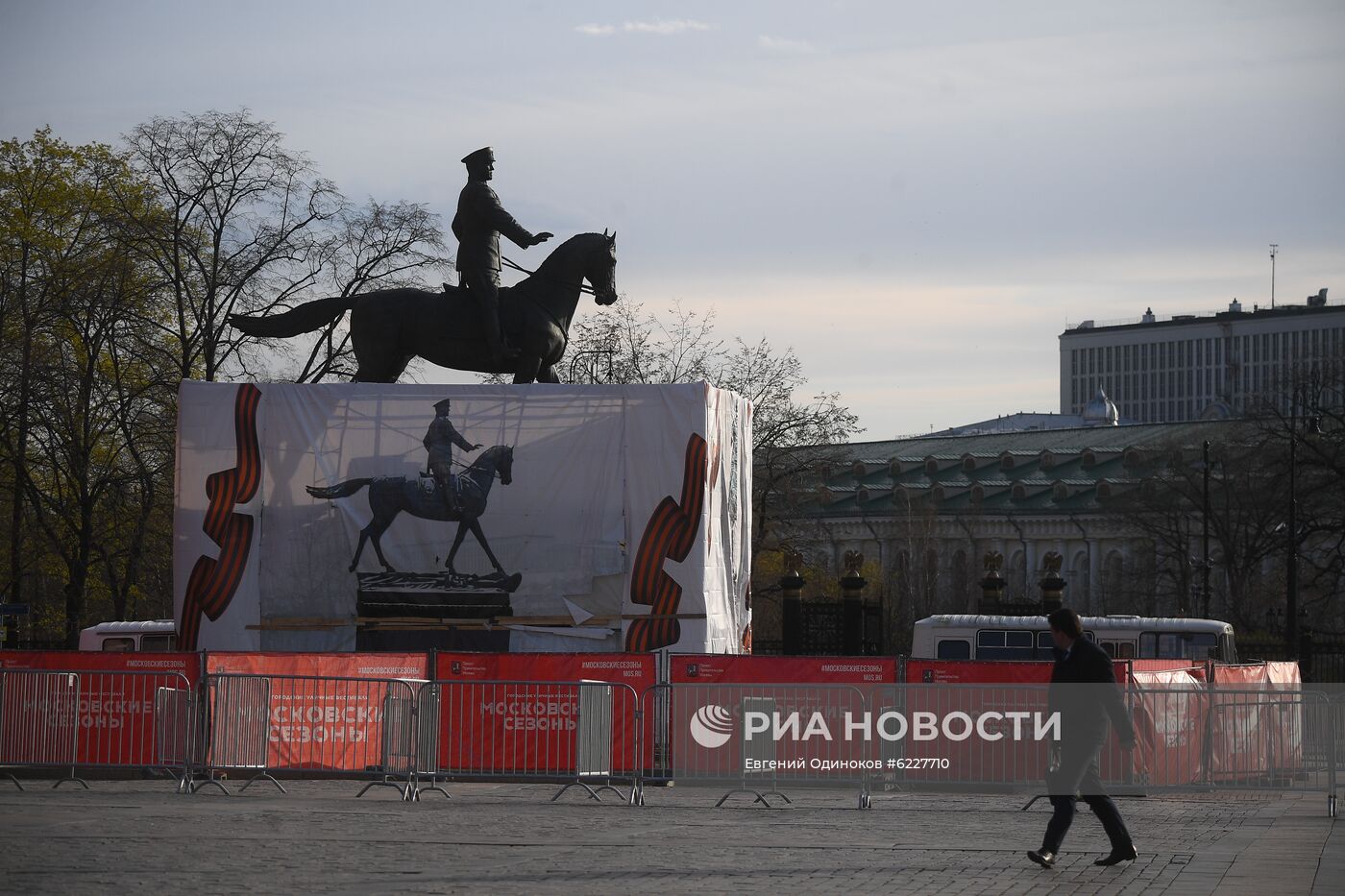 Отреставрированный памятник маршалу Жукову установили на Манежной площади в Москве