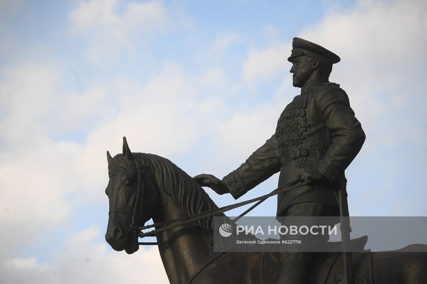 Отреставрированный памятник маршалу Жукову установили на Манежной площади в Москве