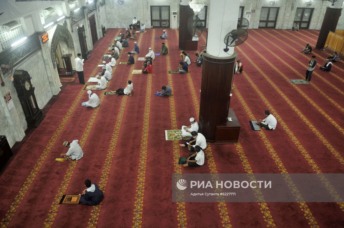 Начало священного для мусульман месяца Рамадан в Индонезии