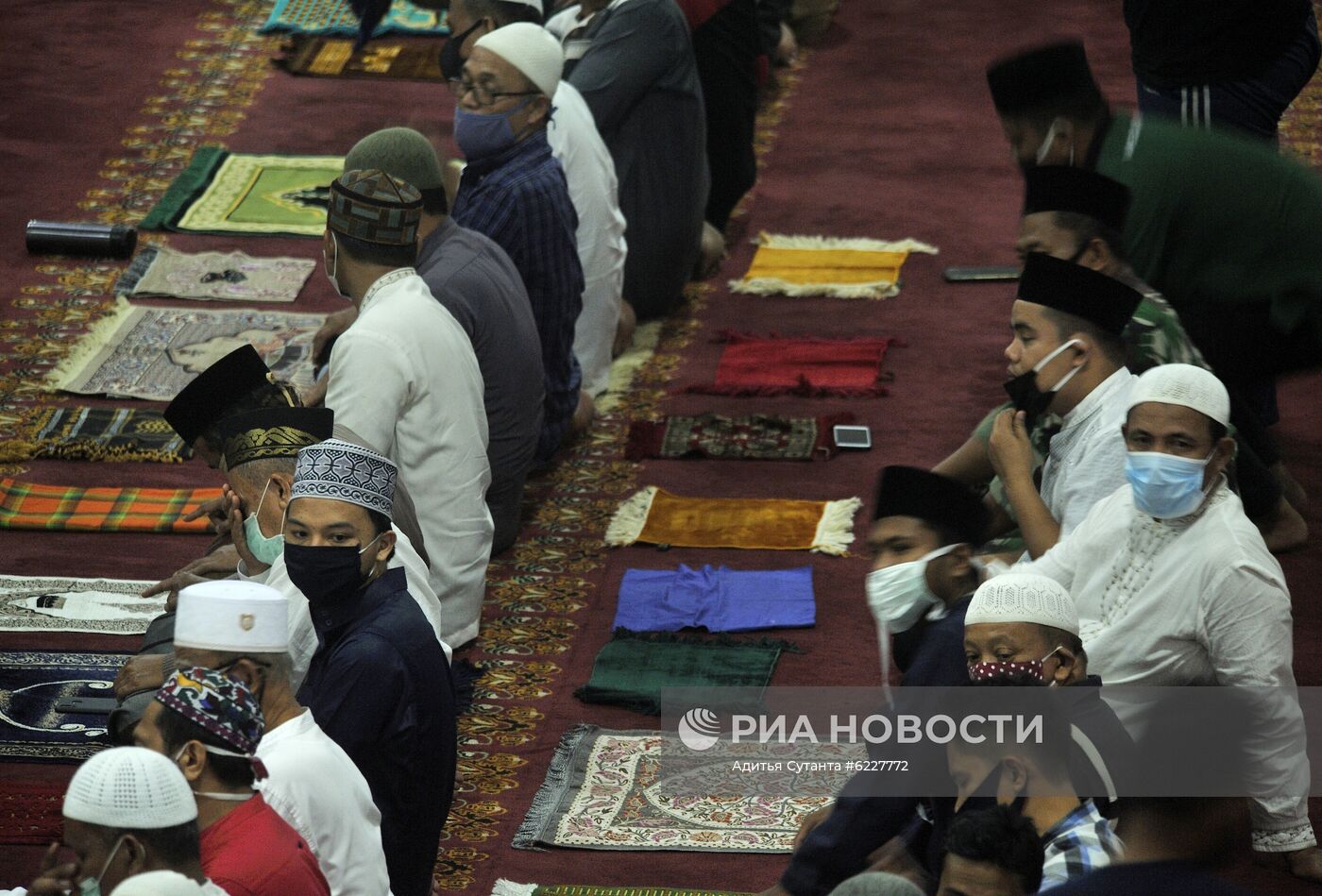 Начало священного для мусульман месяца Рамадан в Индонезии