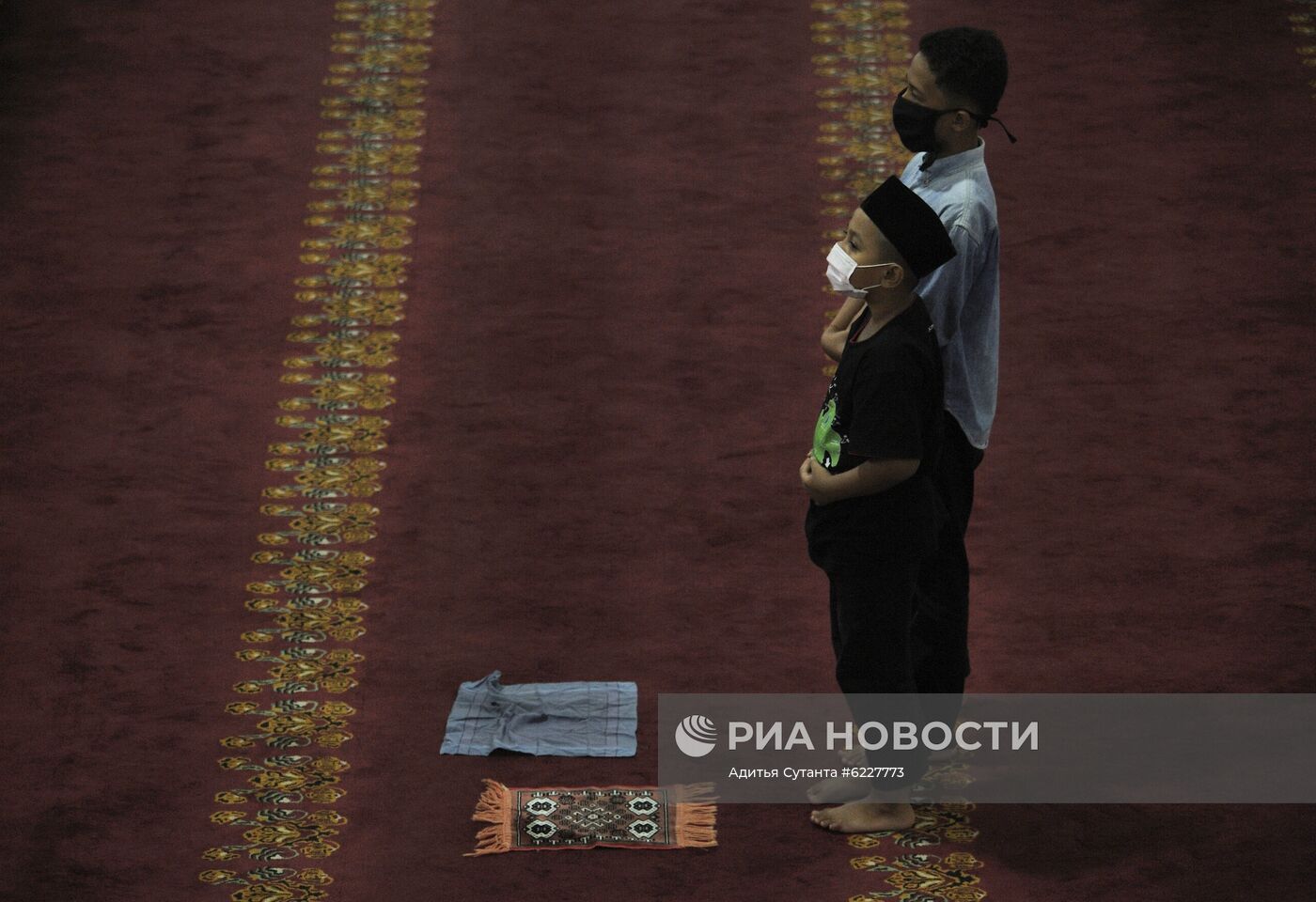 Начало священного для мусульман месяца Рамадан в Индонезии