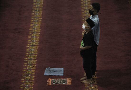 Начало священного для мусульман месяца Рамадан в Индонезии