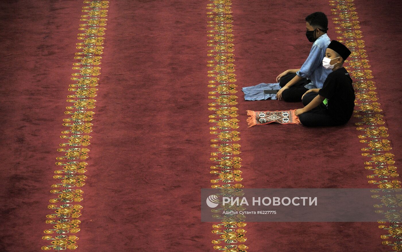 Начало священного для мусульман месяца Рамадан в Индонезии