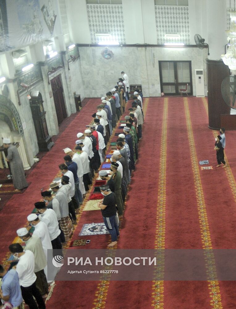 Начало священного для мусульман месяца Рамадан в Индонезии