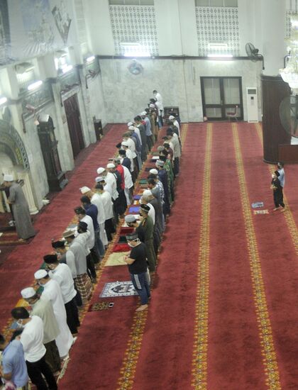 Начало священного для мусульман месяца Рамадан в Индонезии