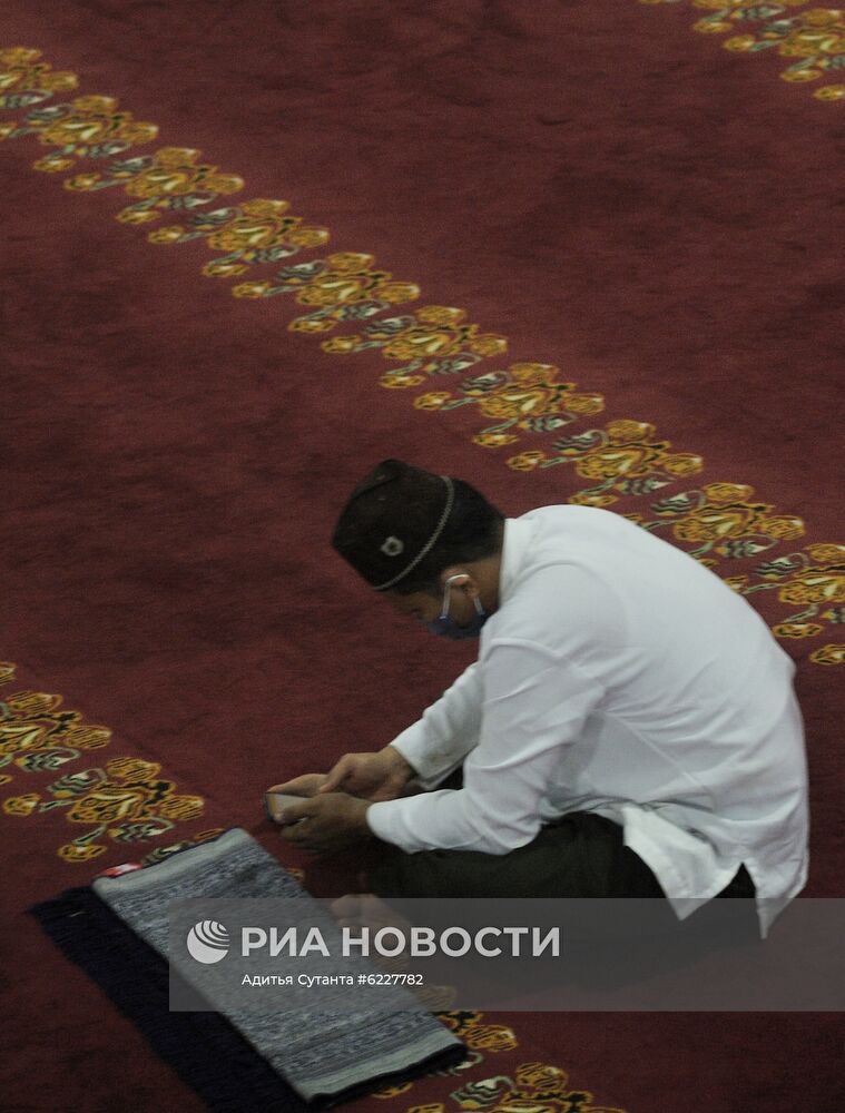 Начало священного для мусульман месяца Рамадан в Индонезии