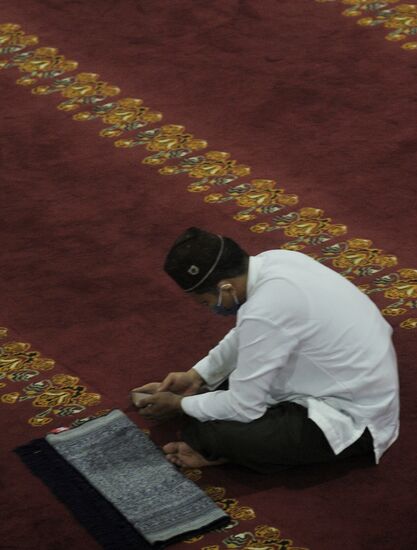 Начало священного для мусульман месяца Рамадан в Индонезии