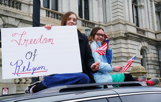 Акция с требованием отмены карантина в США