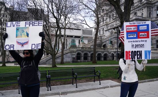 Акция с требованием отмены карантина в США
