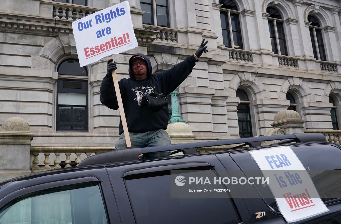 Акция с требованием отмены карантина в США