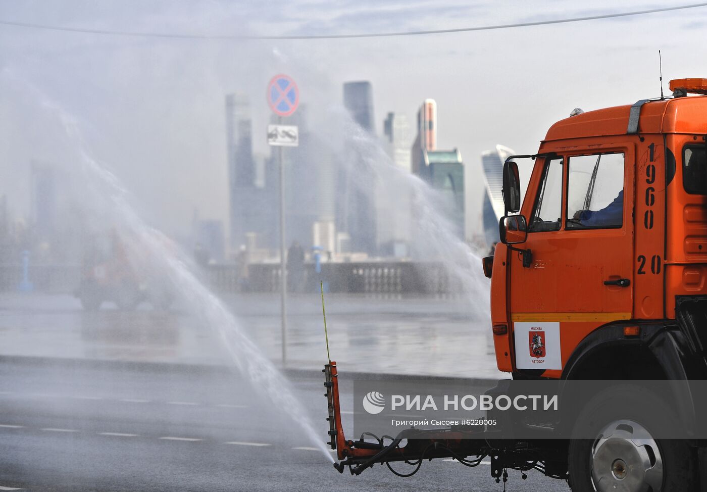 Дезинфекция дорог и тротуаров в Москве