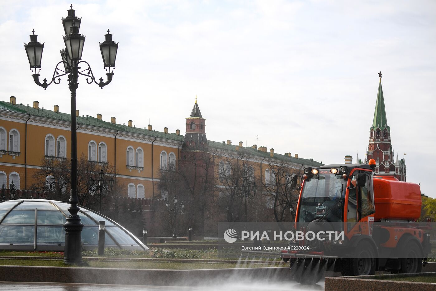 Дезинфекция дорог и тротуаров в Москве