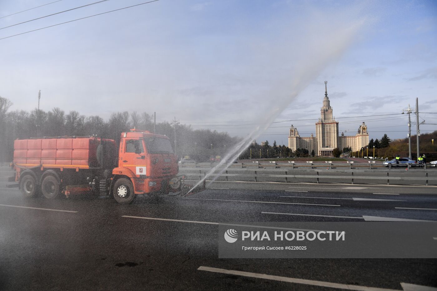 Дезинфекция дорог и тротуаров в Москве