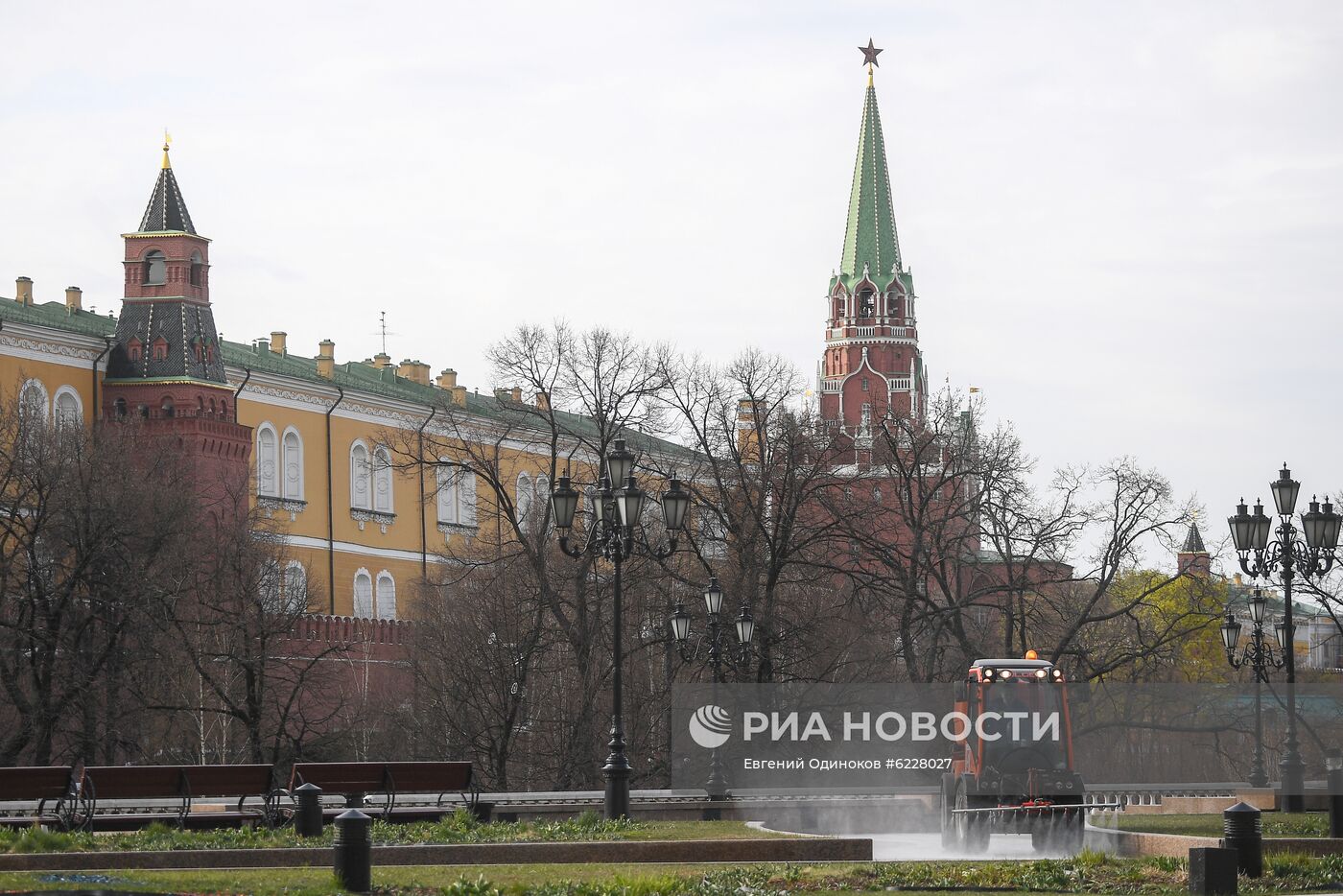 Дезинфекция дорог и тротуаров в Москве