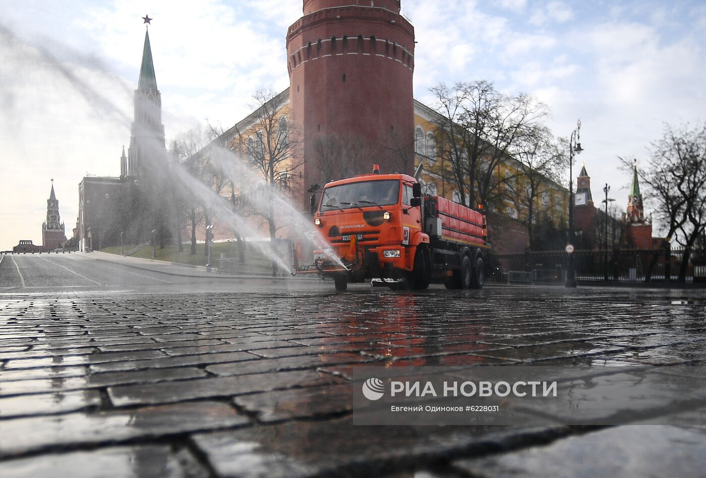 Дезинфекция дорог и тротуаров в Москве