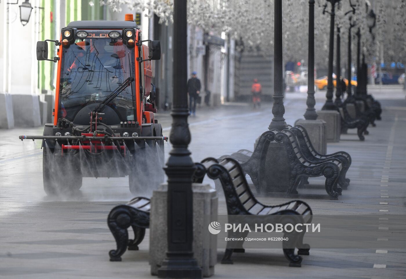 Дезинфекция дорог и тротуаров в Москве