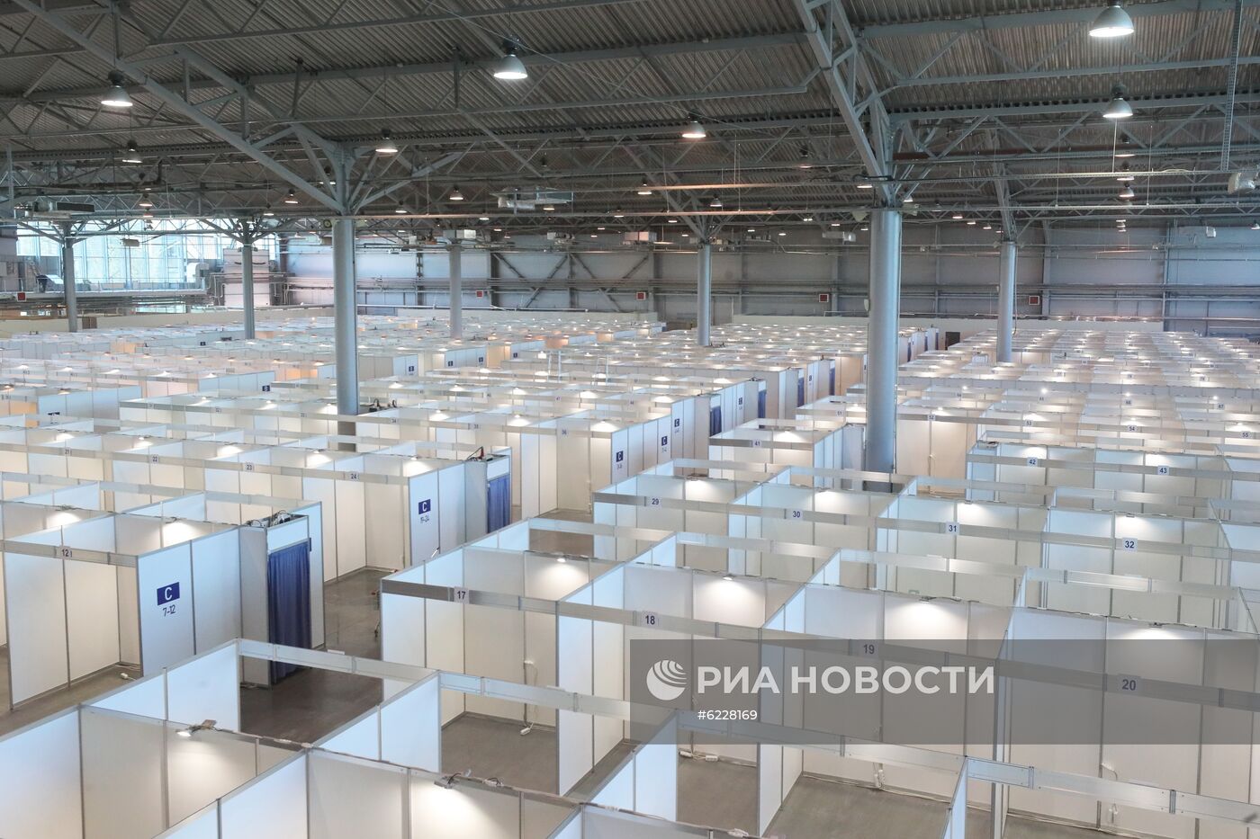 Подготовка к открытию госпиталя для пациентов с коронавирусом в Ленэкспо