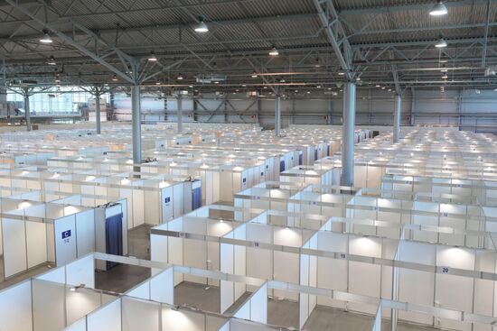 Подготовка к открытию госпиталя для пациентов с коронавирусом в Ленэкспо