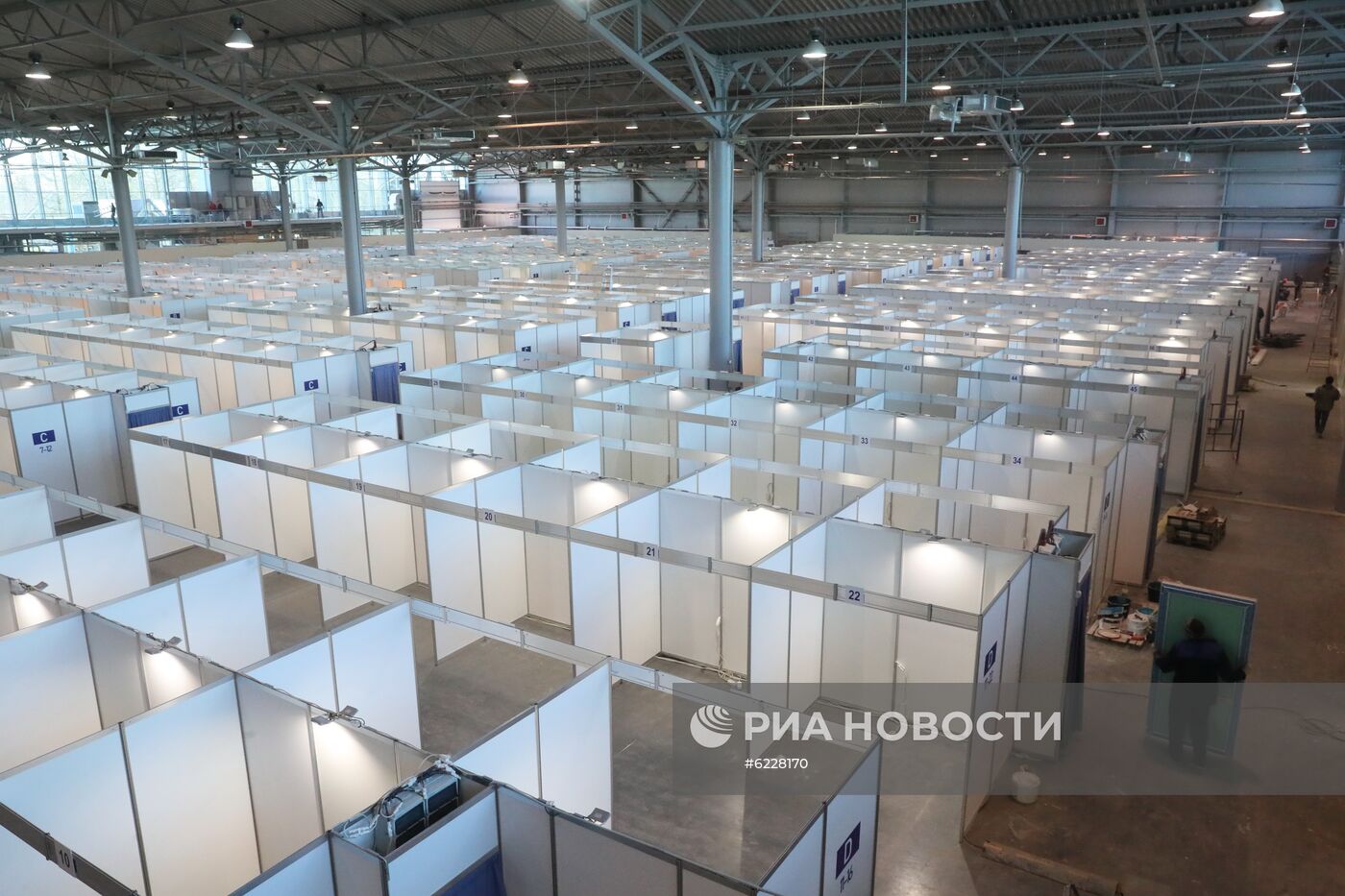 Подготовка к открытию госпиталя для пациентов с коронавирусом в Ленэкспо