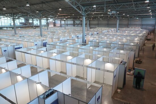 Подготовка к открытию госпиталя для пациентов с коронавирусом в Ленэкспо