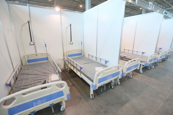 Подготовка к открытию госпиталя для пациентов с коронавирусом в Ленэкспо
