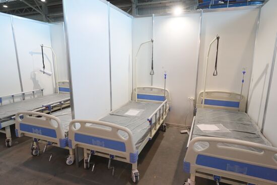 Подготовка к открытию госпиталя для пациентов с коронавирусом в Ленэкспо