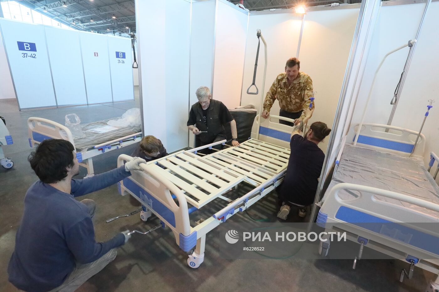 Подготовка к открытию госпиталя для пациентов с коронавирусом в Ленэкспо