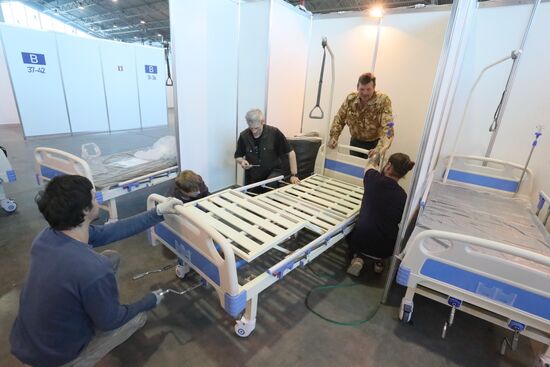Подготовка к открытию госпиталя для пациентов с коронавирусом в Ленэкспо