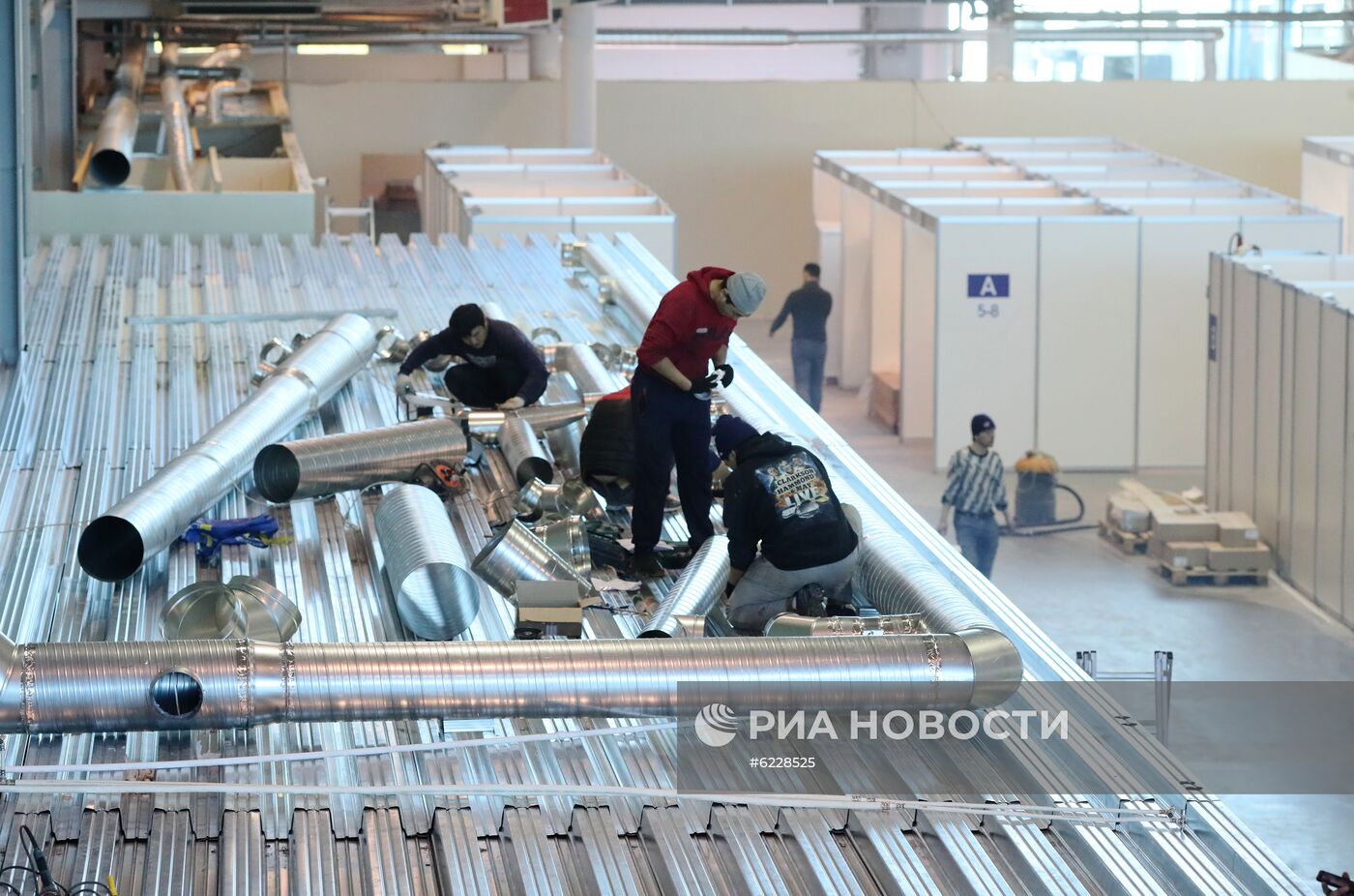 Подготовка к открытию госпиталя для пациентов с коронавирусом в Ленэкспо