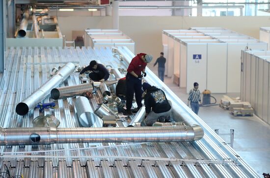 Подготовка к открытию госпиталя для пациентов с коронавирусом в Ленэкспо