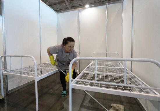 Подготовка к открытию госпиталя для пациентов с коронавирусом в Ленэкспо
