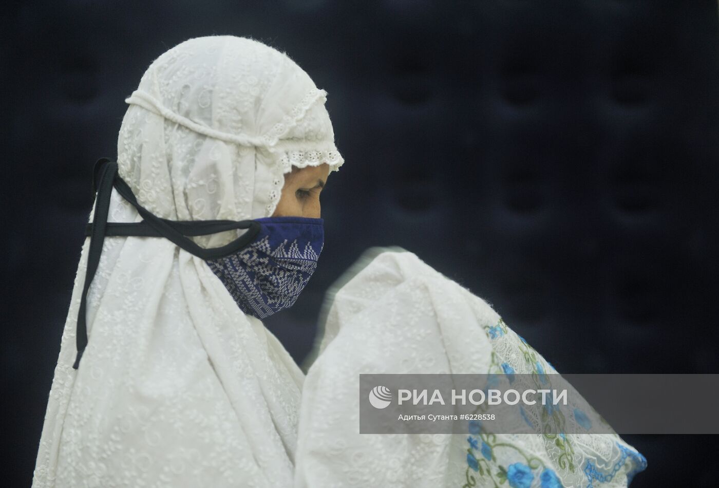 Начало священного для мусульман месяца Рамадан в Индонезии