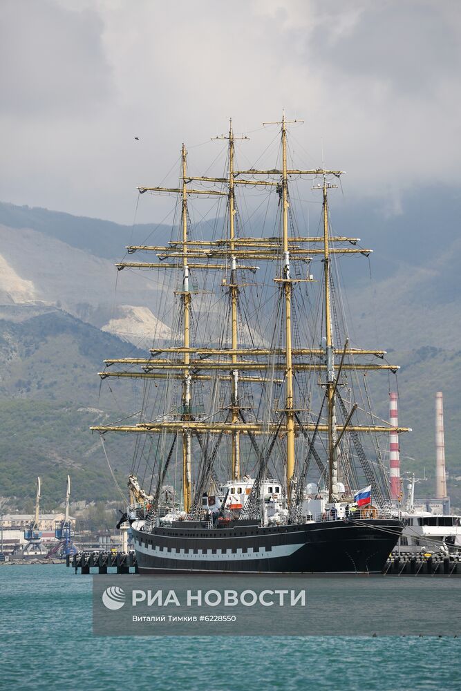 Парусник "Крузенштерн" прибыл в порт Новороссийска
