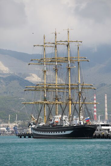 Парусник "Крузенштерн" прибыл в порт Новороссийска