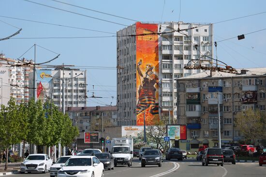 Граффити ко Дню Победы на фасадах домов в Новороссийске