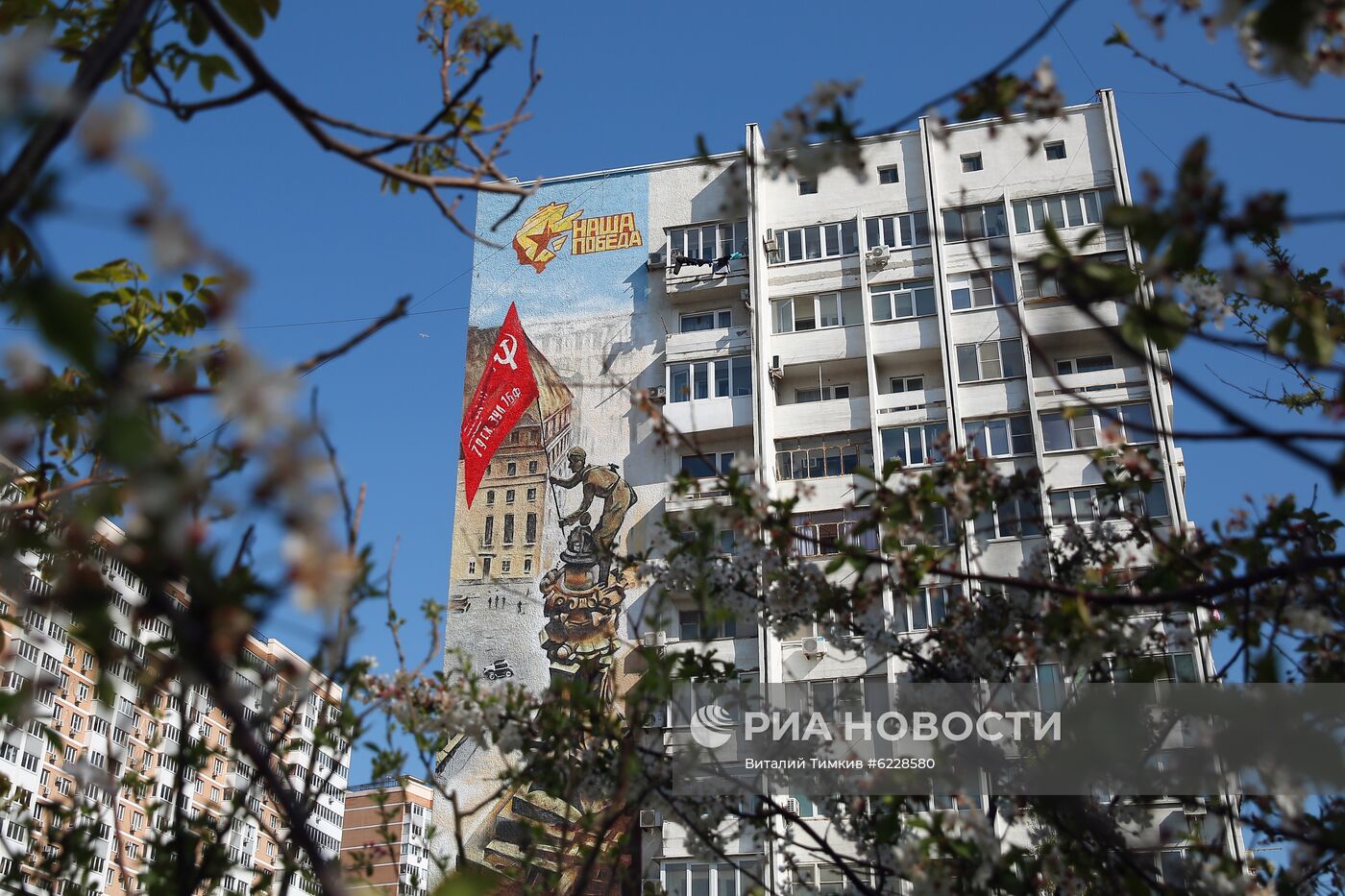 Граффити ко Дню Победы на фасадах домов в Новороссийске