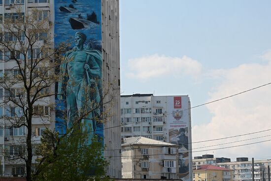 Граффити ко Дню Победы на фасадах домов в Новороссийске