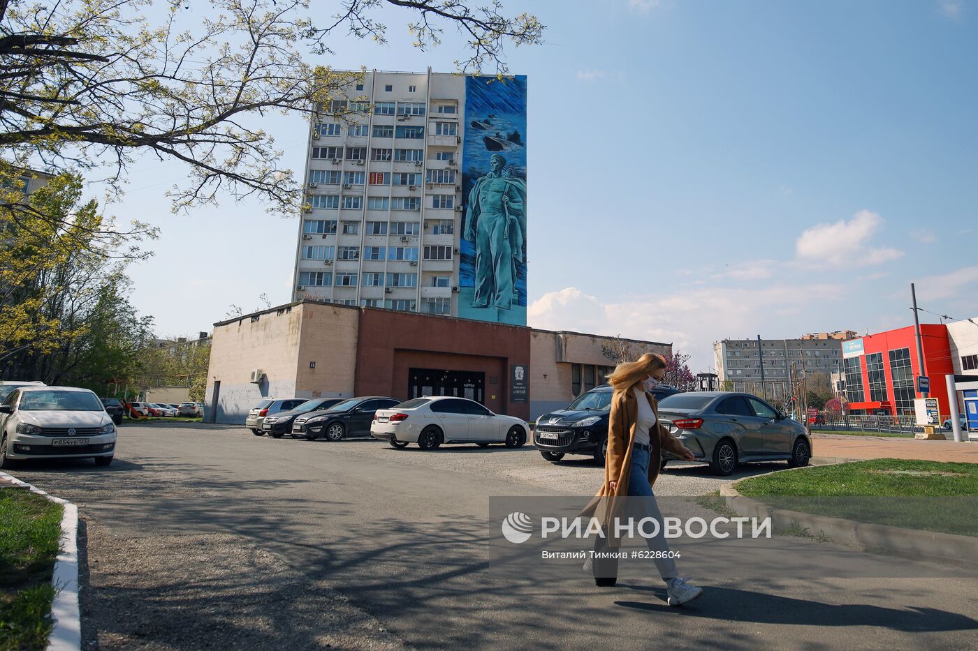 Граффити ко Дню Победы на фасадах домов в Новороссийске