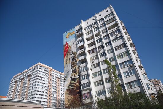 Граффити ко Дню Победы на фасадах домов в Новороссийске