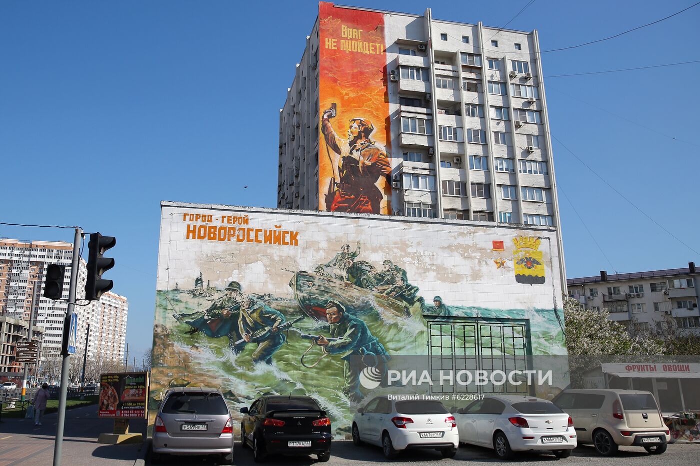 Граффити ко Дню Победы на фасадах домов в Новороссийске