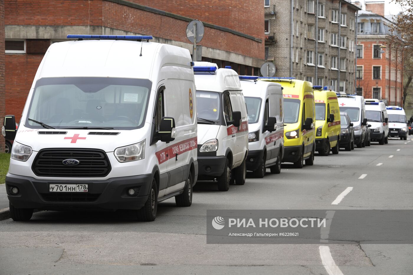 Машины скорой помощи у Покровской больницы в Санкт-Петербурге