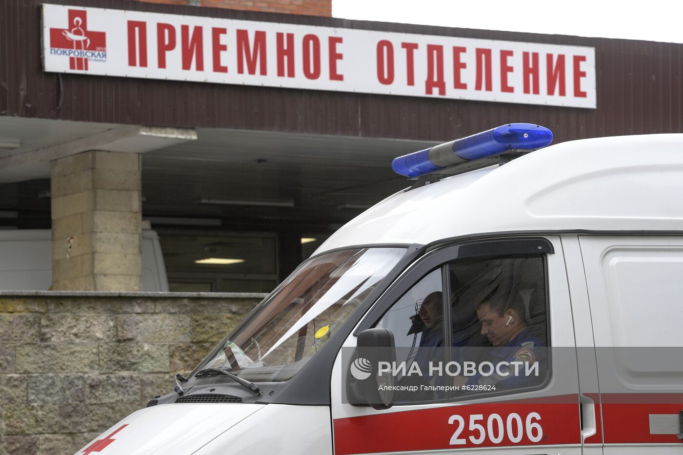 Машины скорой помощи у Покровской больницы в Санкт-Петербурге