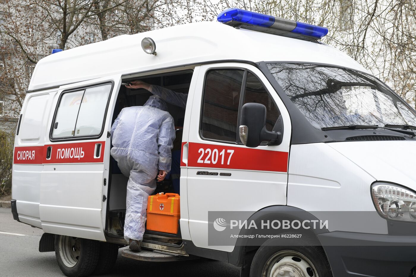 Машины скорой помощи у Покровской больницы в Санкт-Петербурге