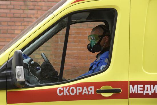 Машины скорой помощи у Покровской больницы в Санкт-Петербурге