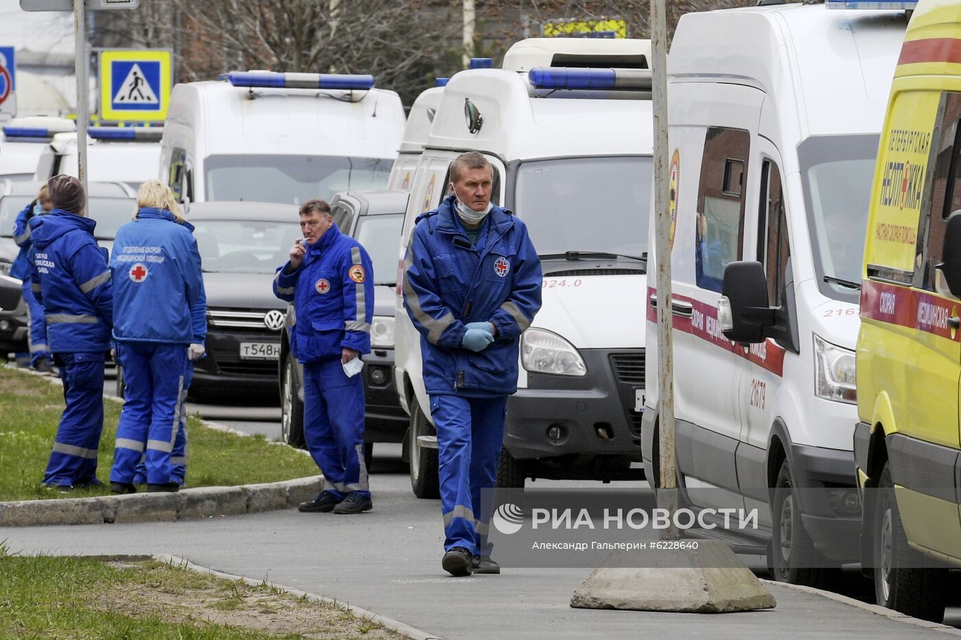 Машины скорой помощи у Покровской больницы в Санкт-Петербурге