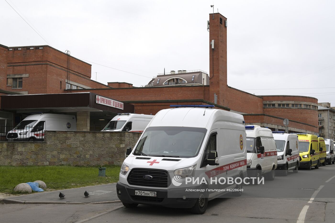 Машины скорой помощи у Покровской больницы в Санкт-Петербурге