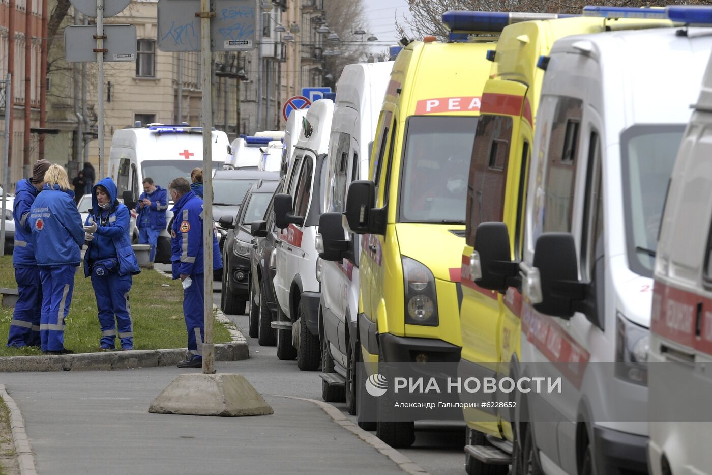 Машины скорой помощи у Покровской больницы в Санкт-Петербурге