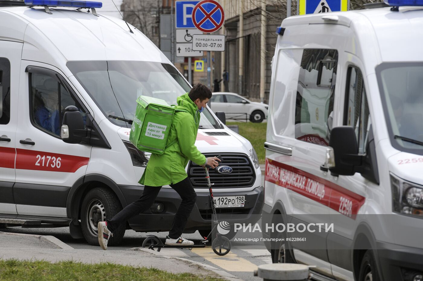 Машины скорой помощи у Покровской больницы в Санкт-Петербурге