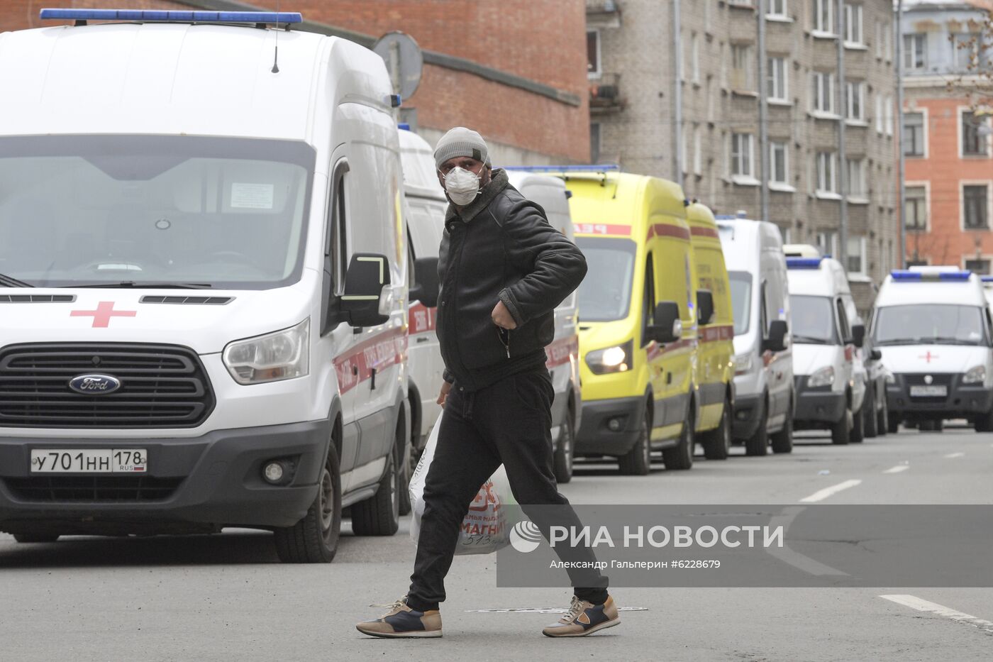 Машины скорой помощи у Покровской больницы в Санкт-Петербурге