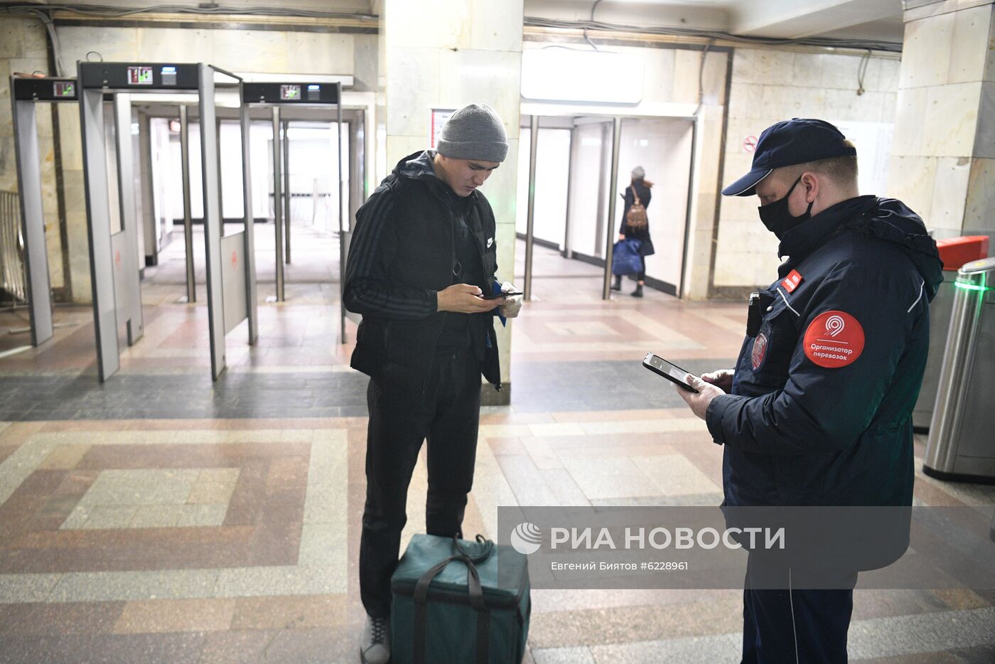 Проверка соблюдения дистанции между пассажирами в транспорте 